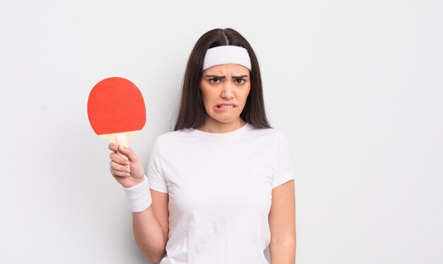 Vrij Spaanse vrouw die verbaasd en verward pingpongconcept kijkt