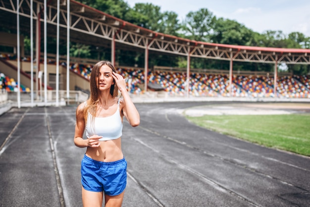 Vrij sportief meisje lopen buiten op straat