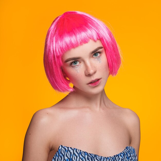 Foto vrij stijlvol meisje met roze haar