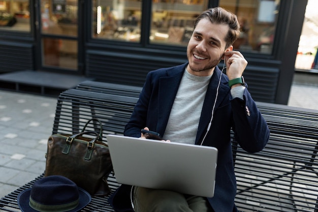 Vrij succesvol zakenmanmannetje dat online aan laptop werkt