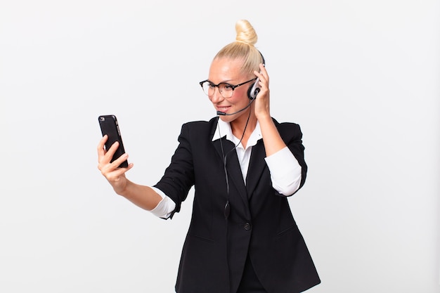 Vrij volwassen vrouw met een headset aan het werk