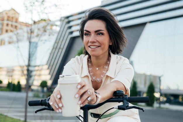 Vrij volwassen vrouw poseren met milieuvriendelijke fiets