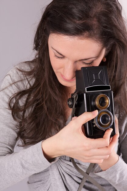 Vrij vrouwelijke fotograaf die in studio werkt