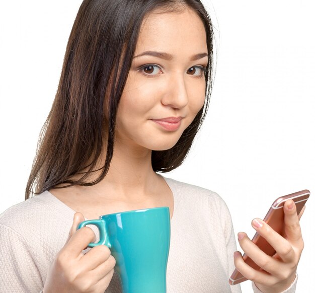 Vrij vrouwelijke tiener die smartphone gebruikt