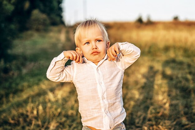 Vrij weinig babyjongen heeft pret openlucht