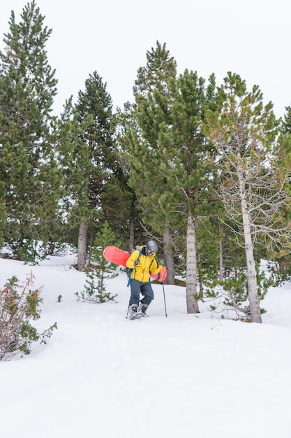 Vrije ruiter die van de sneeuw geniet