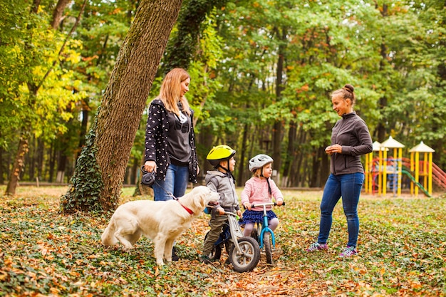 Vrije tijd in het bos tijdens pandemie