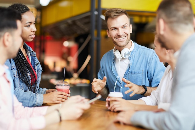 Vrije tijd met vrienden in café