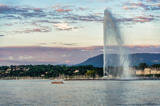 Vrijetijdsboot langs de waterstraal op het meer van Leman in de stad Genève in Zwitserland