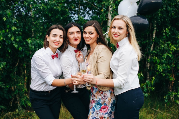 vrijgezellenfeestje. huwelijksfeest. vrouwen op een feestje. meisjes die champagne drinken in een nachtclub.