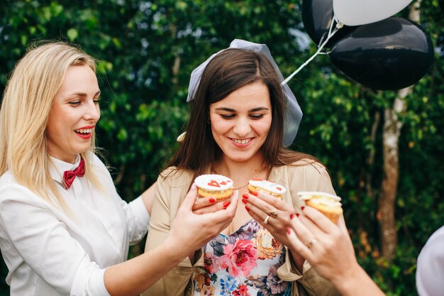 vrijgezellenfeestje. huwelijksfeest. vrouwen op een feestje.