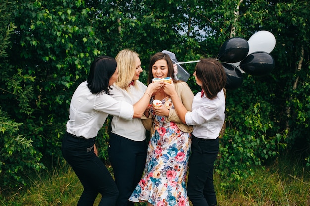 Vrijgezellenfeestje. huwelijksfeest. vrouwen op een feestje.