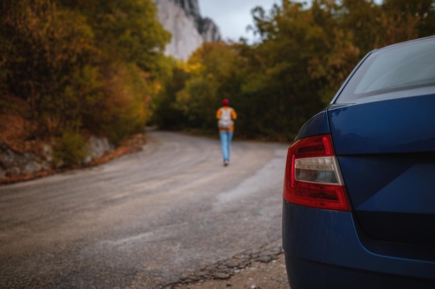 Vrijheid auto reizen concept in herfst bergen