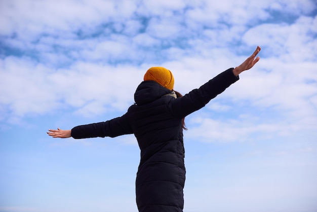 Vrijheid en een goed gevoel vrouw staan met open handen in een vliegtuig pose. Dromen over vluchten