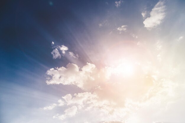 Vrijheid en spiritualiteit concept Zonnestralen en wolken op een blauwe hemel