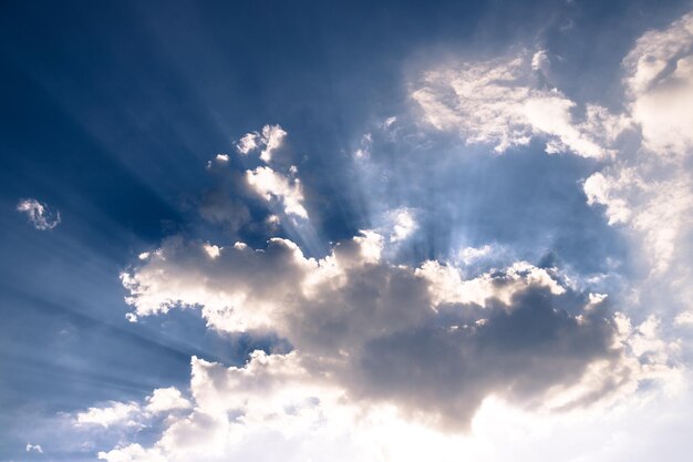 Vrijheid en spiritualiteit concept Zonnestralen en wolken op een blauwe hemel