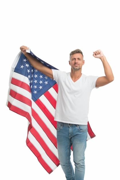 Vrijheid is nooit gratis geweest. Gelukkige man viert onafhankelijkheidsdag. Amerikaanse burger houdt Amerikaanse vlag vast. Genieten van het vrije leven. Vrije uiting van patriottisme. 4 juli. Vrije wil van staten.