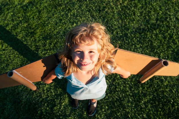 Vrijheid zorgeloos en kinderen dromen kind dromen van toekomstig kind piloot dromen kind droom concept blonde c