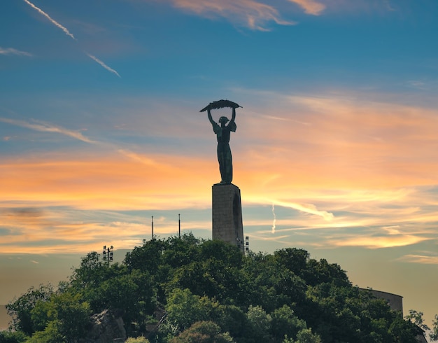 Vrijheidsbeeld in Boedapest op de Gellert-heuvel bij zonsondergang