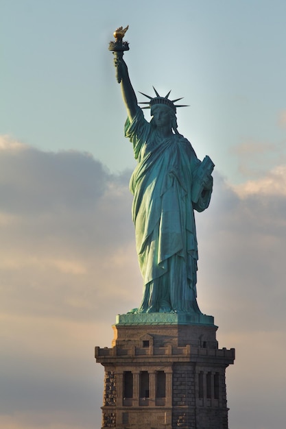 Vrijheidsbeeld in New York City bij zonsondergang