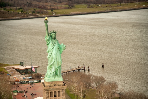 Vrijheidsbeeld luchtfoto vanuit helikopter New York City