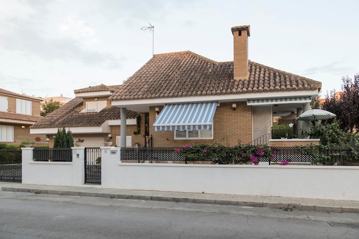 Vrijstaand huis vanaf de straat Puerto de Sagunto Spanje
