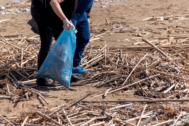 Vrijwilliger afval verzamelen op het strand