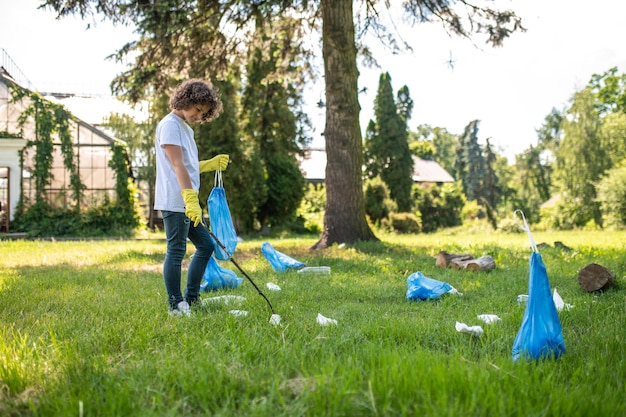 Vrijwilliger. Leuke jonge vrijwilliger die het park schoonmaakt van plastic afval