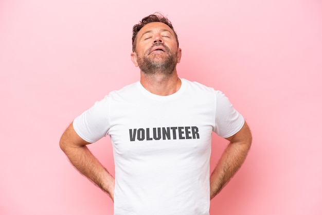 Vrijwilliger man van middelbare leeftijd geïsoleerd op roze achtergrond