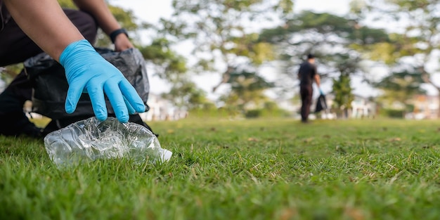 Vrijwilliger man verzamelt afval en hergebruikt plastic opruimen om te recyclen