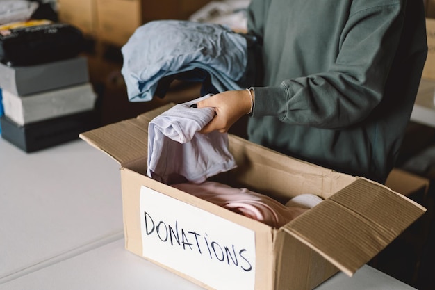 Vrijwilliger teengirl die donatieboxen klaarmaakt voor mensen