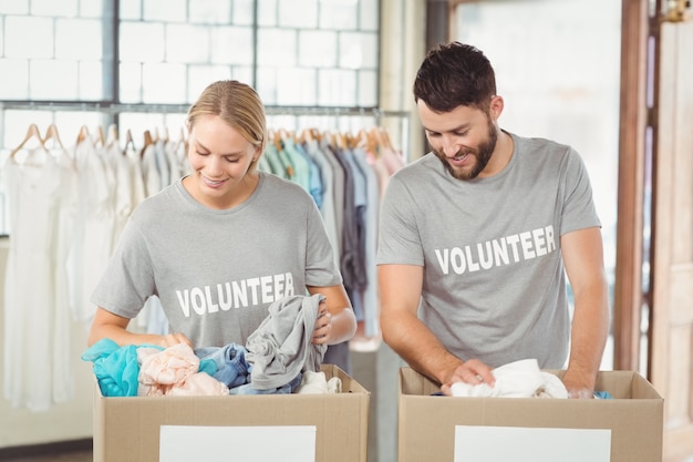 Vrijwilligers die schenkingskleren scheiden