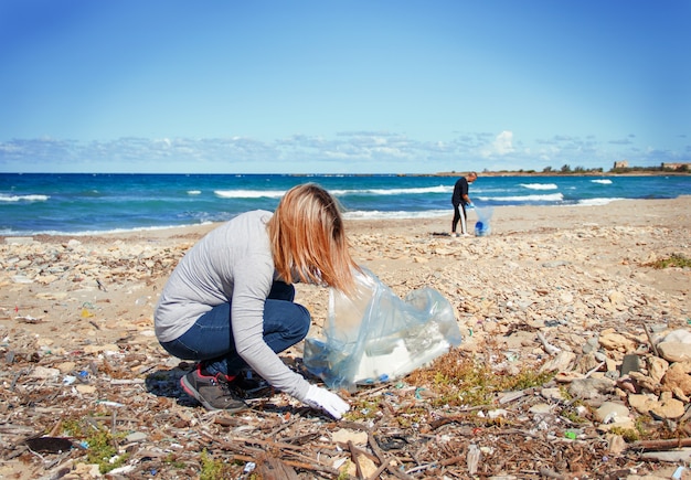 Vrijwilligers maken het strand schoon van plastic