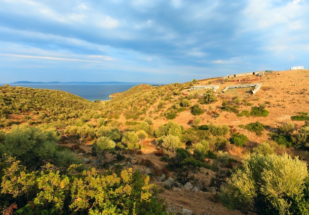 Vroeg in de ochtend op Sithonia (Griekenland) en lucht met donkere wolken.