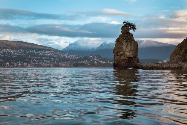 Vroeg in de ochtend uitzicht op Siwash Rock in Stanley Park