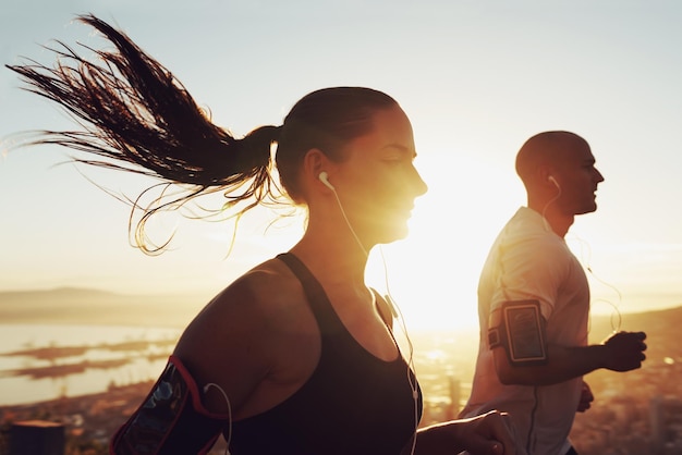 Vroeg op om te gaan joggen Shot van een jong stel dat buiten aan het sporten is