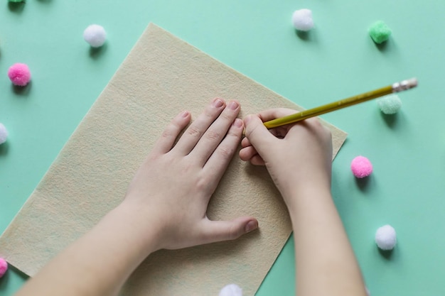 Vroege leerideeën winterwant van pom pon vilt Kleuterschool Montessori Stap voor stap Stap 1