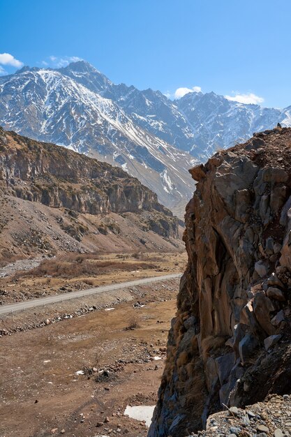 Vroege lente in de bergen. Reis met de auto in Georgië. Geweldig landschap met bergkliffen