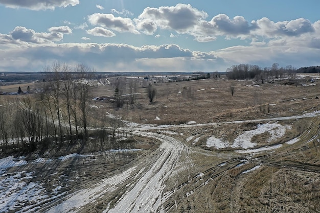 vroege lente veld bovenaanzicht drone, abstracte landschapsvlucht