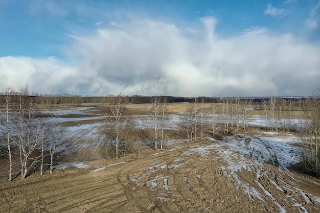 vroege lente veld bovenaanzicht drone, abstracte landschapsvlucht