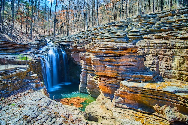 Vroege lentekloof met waterval die naar binnen stroomt