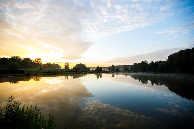 Vroege ochtend op het meer met een weerspiegeling in het water