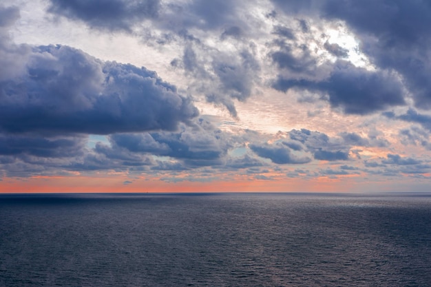 Vroege ochtend zonsopgang boven de zee. Een paar wolken.