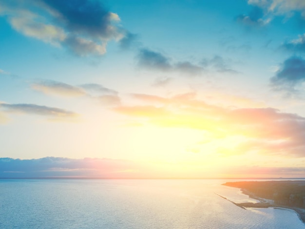 Vroege ochtend Zonsopgang boven de zee Natuur landschap Uitzicht van bovenaf