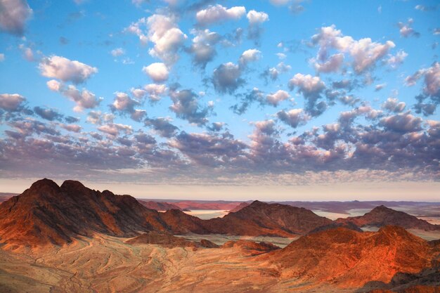 Vroege ochtendzon over de Namib-woestijn Namibië