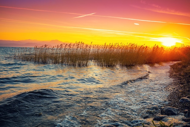 Vroege ochtendzonsopgang boven het Gardameer Lago di Garda Italië Europa