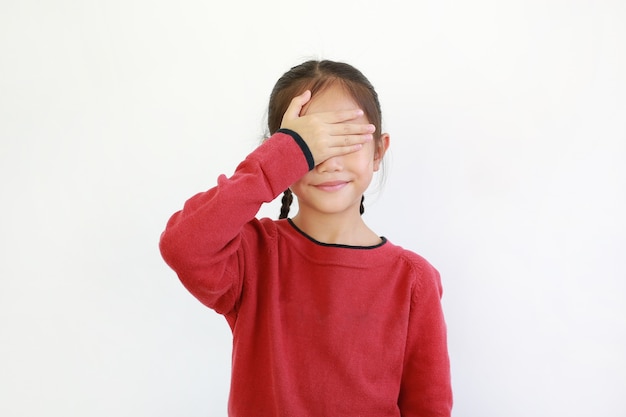 Vrolijk Aziatisch kind dat verborgen ogen met één hand sluit
