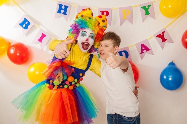 Vrolijk clownmeisje op vakantie met een jongen