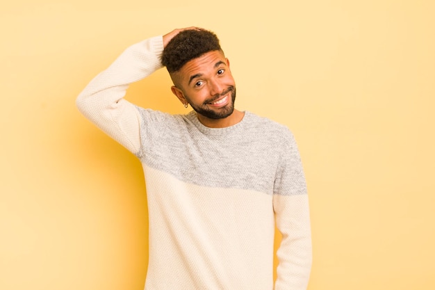 Vrolijk en nonchalant glimlachend hand in hand met een positieve, blije en zelfverzekerde blik