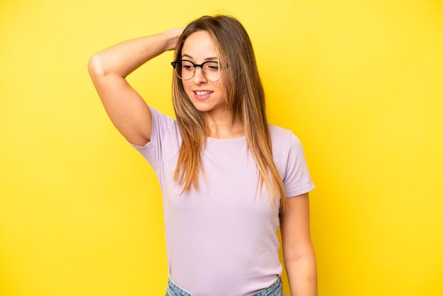 Vrolijk en nonchalant glimlachend hand in hand met een positieve, blije en zelfverzekerde blik